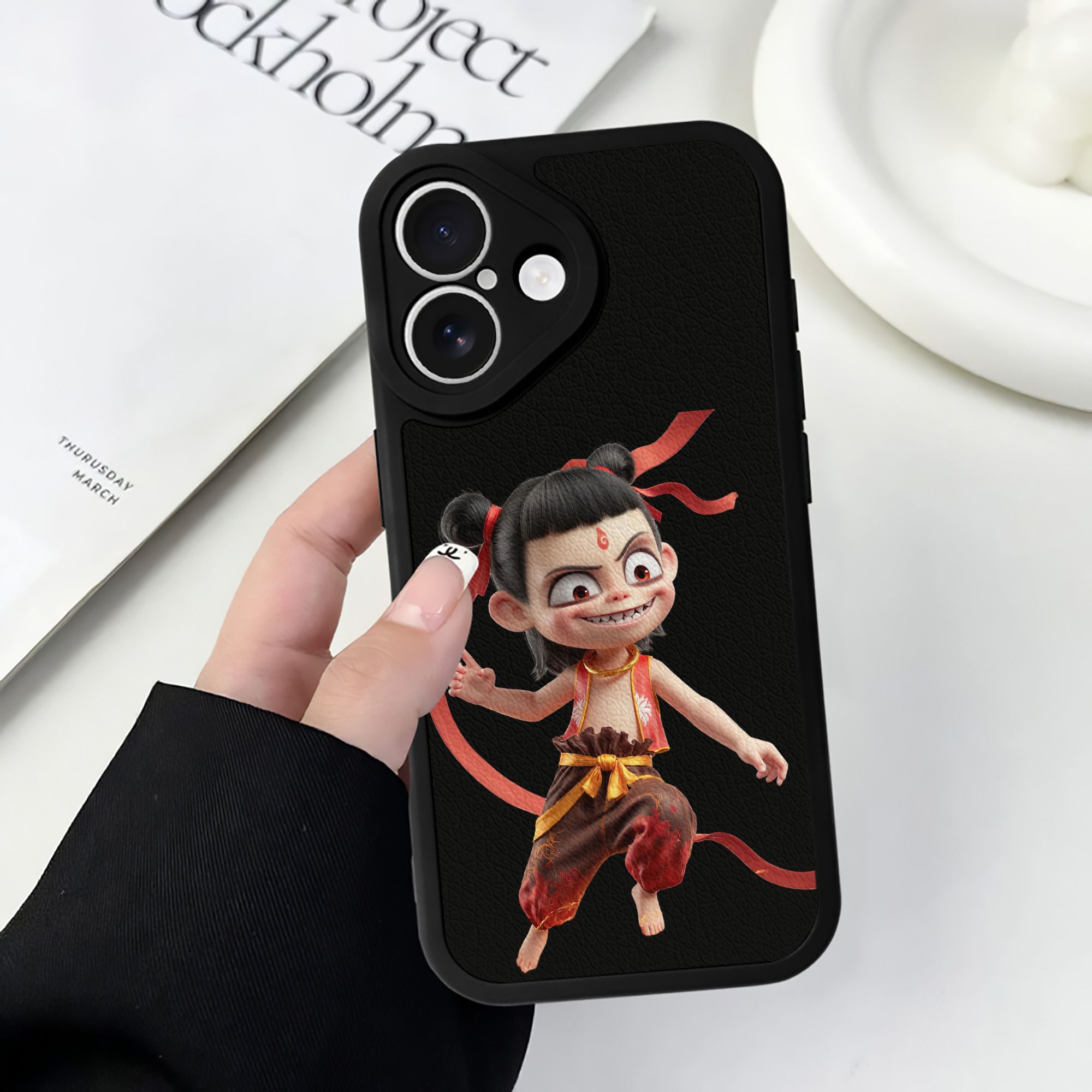 （画像用） Ne Zha 2 ナタ 魔童の大暴れ 【iPhone 16シリーズ対応】シリコンスマホケース（レザー調） 材質：シリコン
